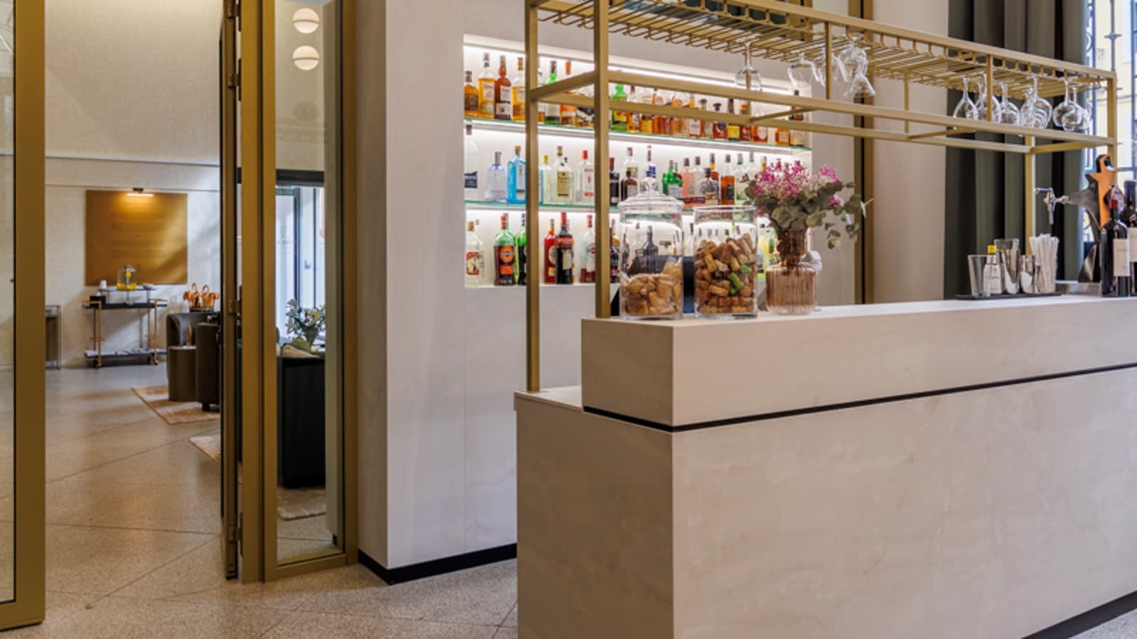 Zona común en el hall del Hotel Áurea Palacio de Correos (© Clara Larrea Quemada) Zona común en el hall del Hotel Áurea Palacio de Correos (© Clara Larrea Quemada)