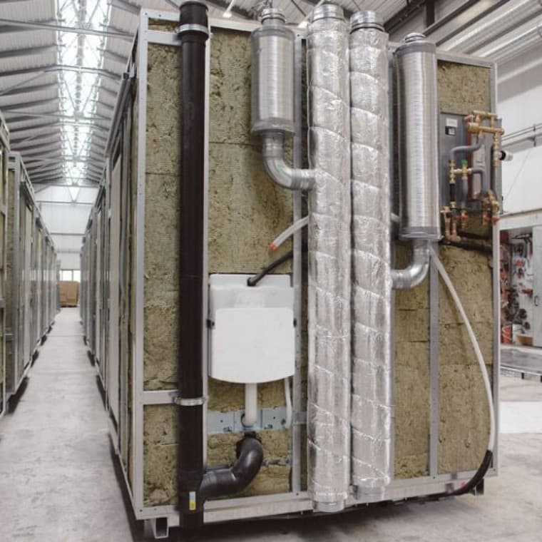 Detalle de todo el sistema de tuberías y la cisterna empotrada Geberit instalados en el módulo de baño Detalle de todo el sistema de tuberías y la cisterna empotrada Geberit instalados en el módulo de baño