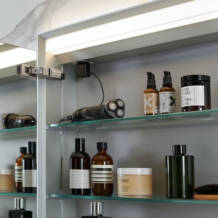 Armario con espejo Geberit ONE con interior bien iluminado Armario con espejo Geberit ONE con interior bien iluminado