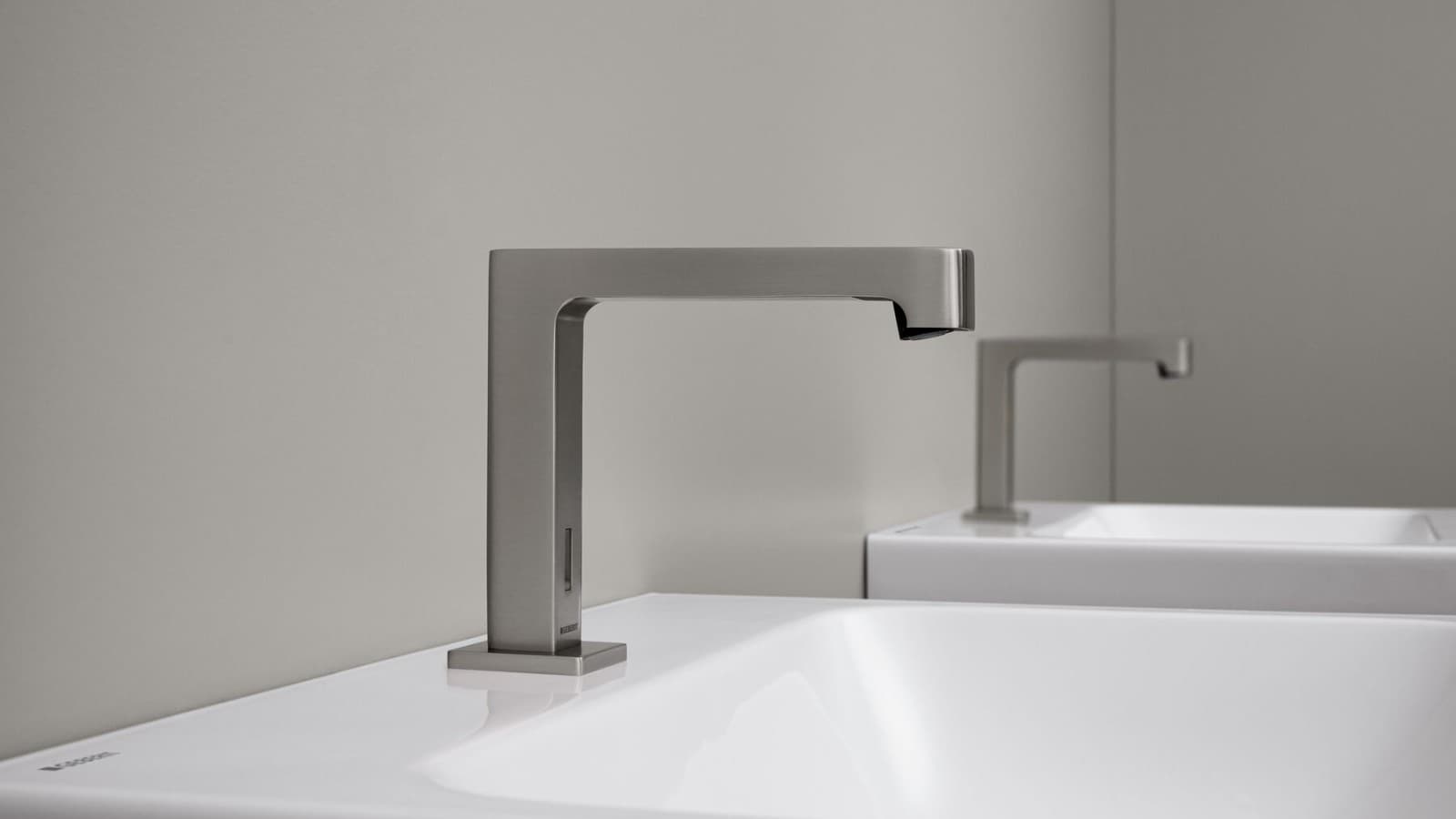 Grifo de lavabo sin contacto: grifo sobre encimera Geberit Brenta de diseño cuadrado en acero inoxidable cepillado Grifo de lavabo sin contacto: grifo sobre encimera Geberit Brenta de diseño cuadrado en acero inoxidable cepillado