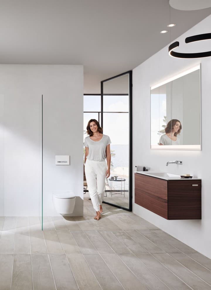 Baño Geberit ONE con espejo iluminado Baño Geberit ONE con espejo iluminado