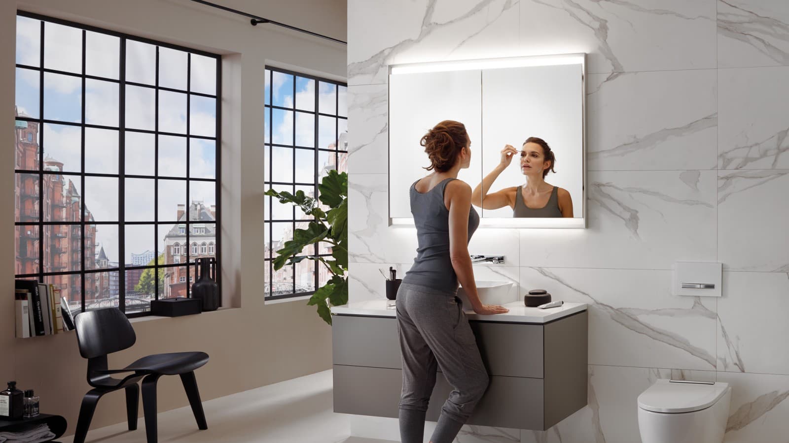 Mujer en un baño con Geberit ComfortLight Mujer en un baño con Geberit ComfortLight
