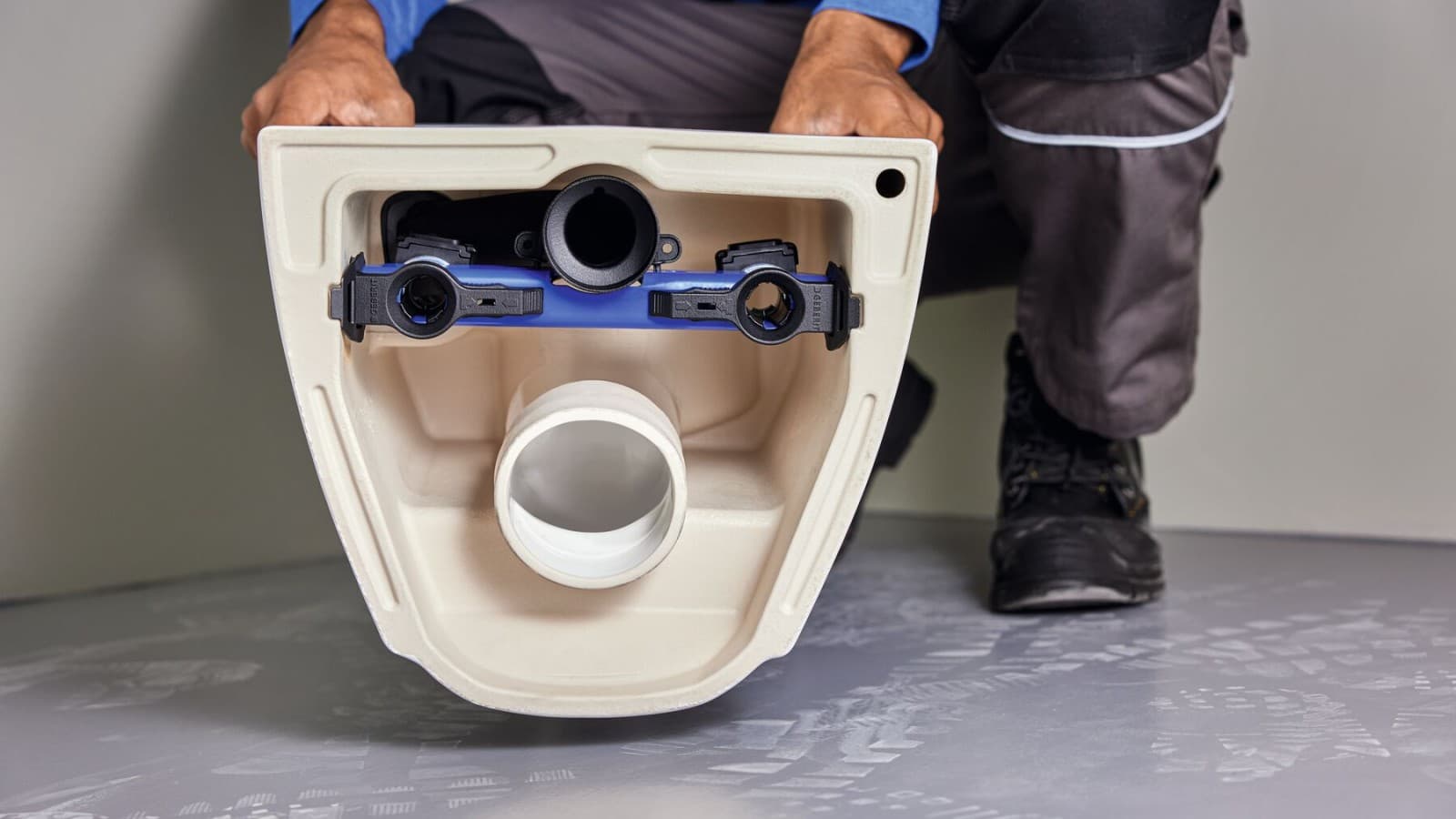 Barra de montaje premontada en el inodoro suspendido Acanto Barra de montaje premontada en el inodoro suspendido Acanto