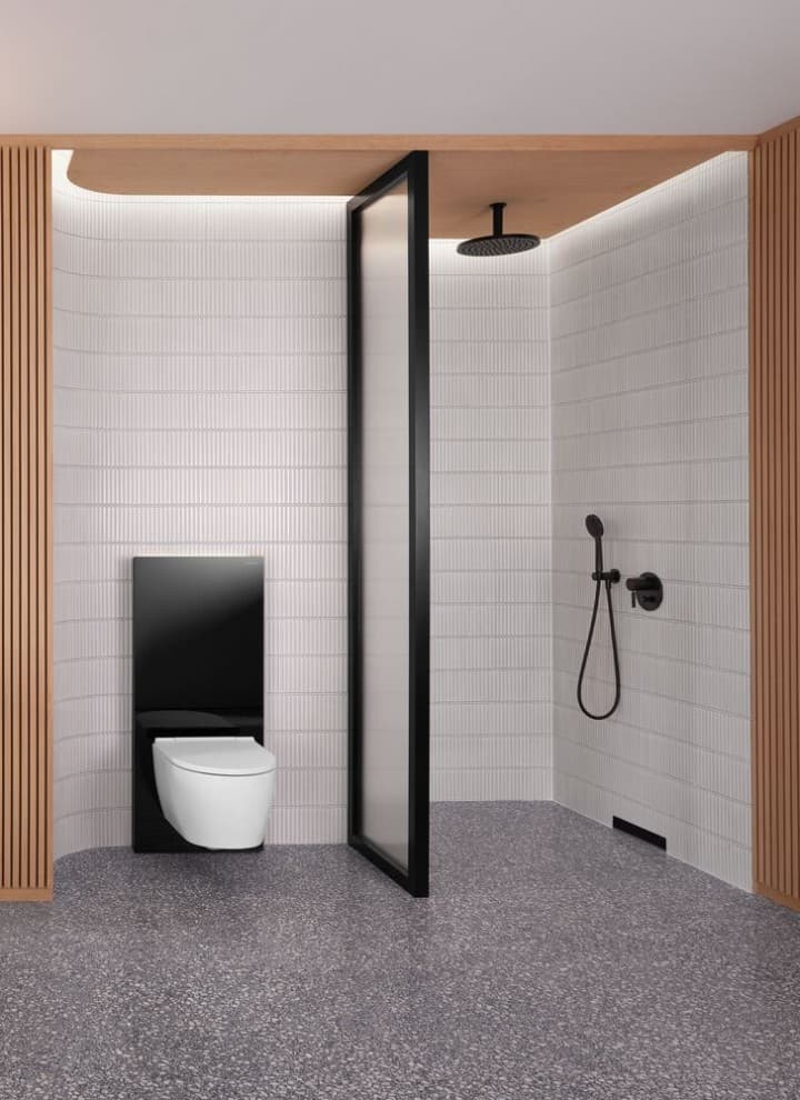 Un cuarto de baño con pared de madera y zona de ducha y WC en blanco y negro Un cuarto de baño con pared de madera y zona de ducha y WC en blanco y negro