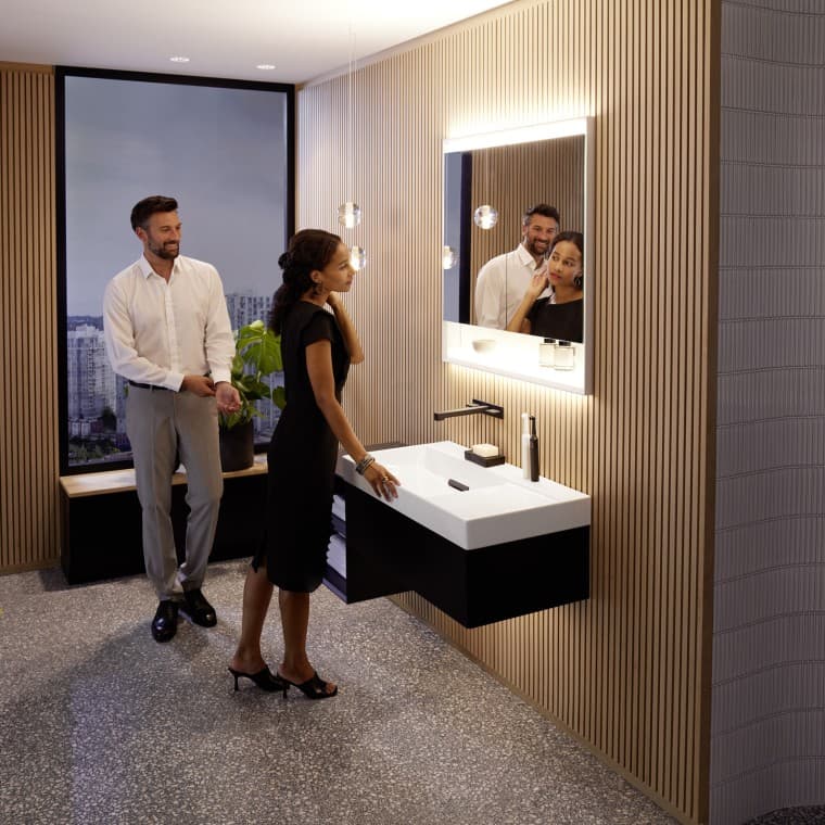 Mujer y hombre en un baño de la serie Geberit ONE Mujer y hombre en un baño de la serie Geberit ONE