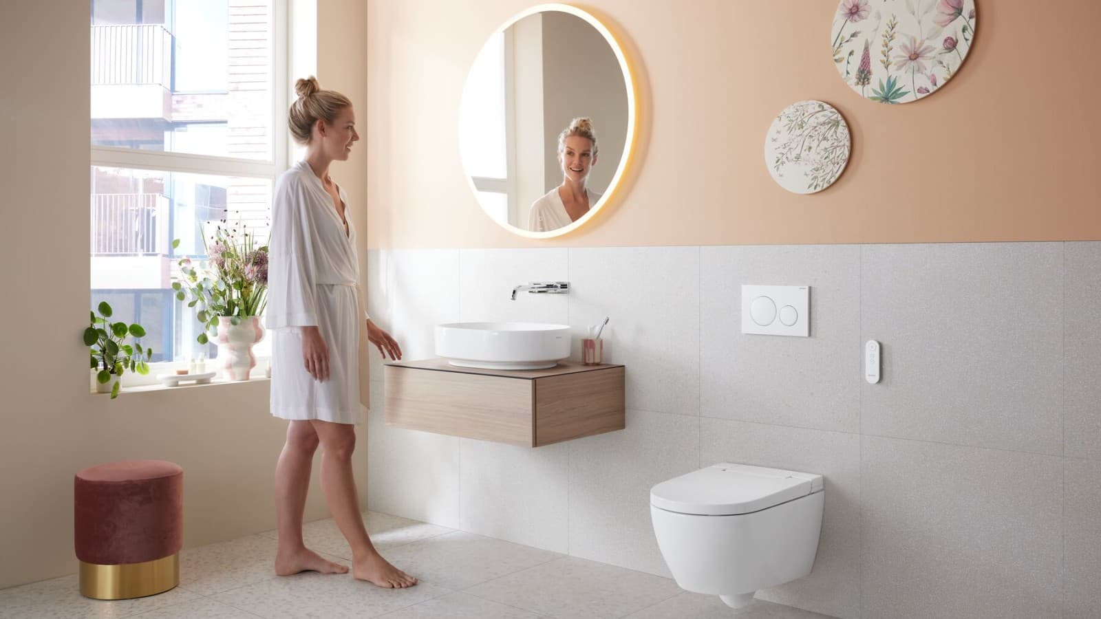 Mujer en baño con Geberit AquaClean Alba Mujer en baño con Geberit AquaClean Alba