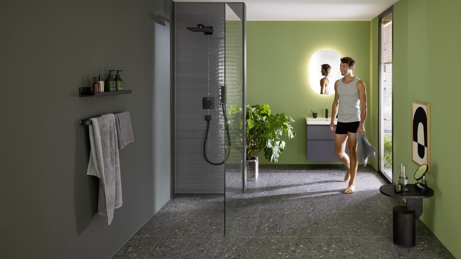 Hombre en un baño con Geberit CleanLine30 Hombre en un baño con Geberit CleanLine30