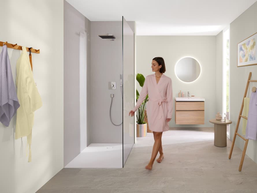 Mujer en un baño luminoso Mujer en un baño luminoso