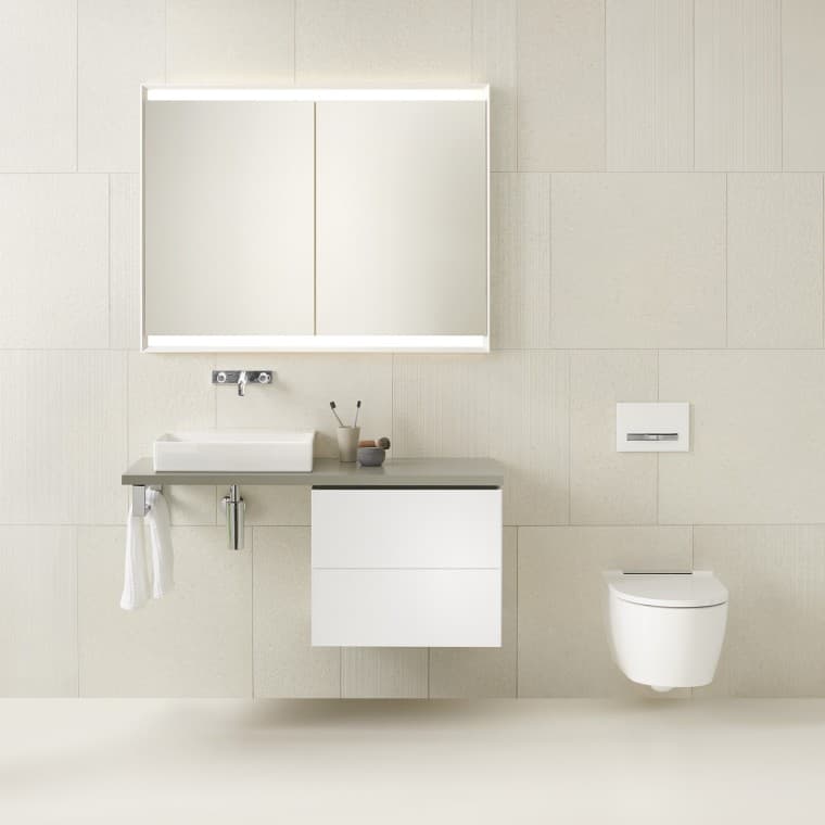 Baño en blanco con lavabo, mueble e inodoro de la serie Geberit ONE (© Geberit) Baño en blanco con lavabo, mueble e inodoro de la serie Geberit ONE (© Geberit)