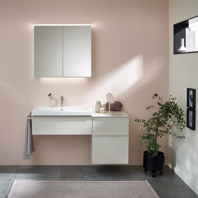 Lavabo de dos senos de la serie de baño Geberit Renova Plan con armario con espejo Option Plus Lavabo de dos senos de la serie de baño Geberit Renova Plan con armario con espejo Option Plus