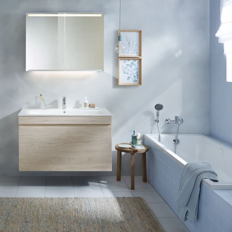 Cuarto de baño con inodoro y lavabo de la serie Geberit Renova, además de bañera Cuarto de baño con inodoro y lavabo de la serie Geberit Renova, además de bañera