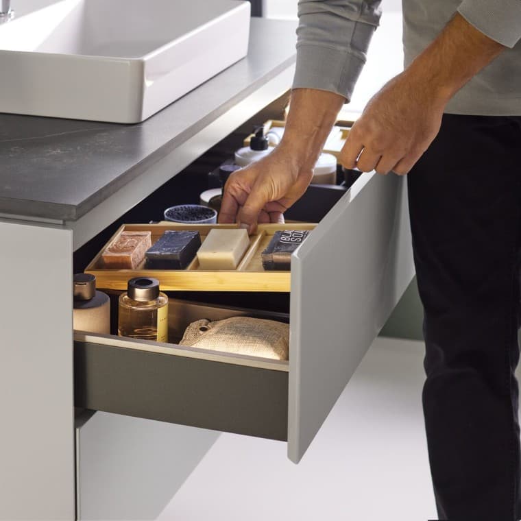 Mueble bajo Geberit ONE con sistema de organización Mueble bajo Geberit ONE con sistema de organización