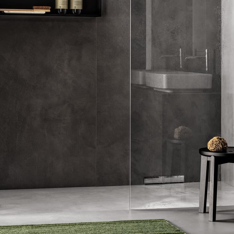 Una ducha a ras de suelo con desagüe en la pared Una ducha a ras de suelo con desagüe en la pared