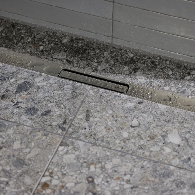 El agua se filtra a través de un elegante perfil de acero inoxidable El agua se filtra a través de un elegante perfil de acero inoxidable