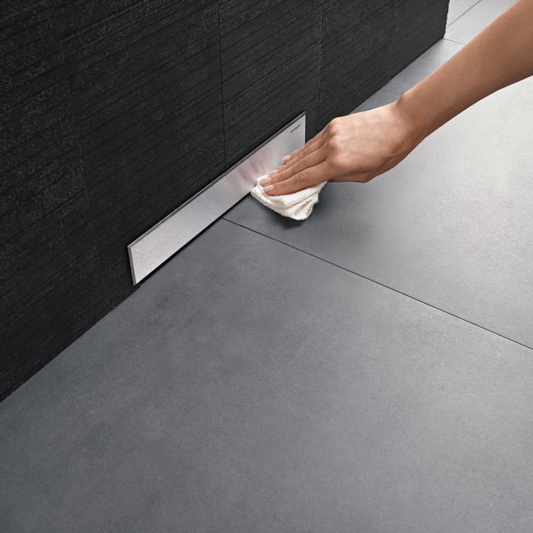 Limpia a mano la tapa de sifón de pared Geberit Limpia a mano la tapa de sifón de pared Geberit