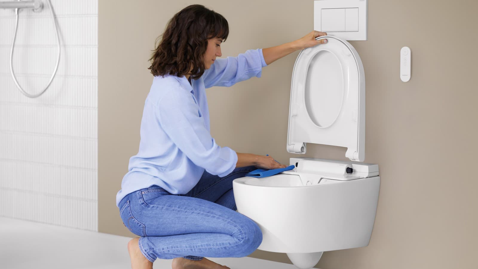Función QuickRelease con Geberit AquaClean Alba. El asiento del inodoro se puede desmontar y limpiar en unos sencillos pasos. Función QuickRelease con Geberit AquaClean Alba. El asiento del inodoro se puede desmontar y limpiar en unos sencillos pasos.
