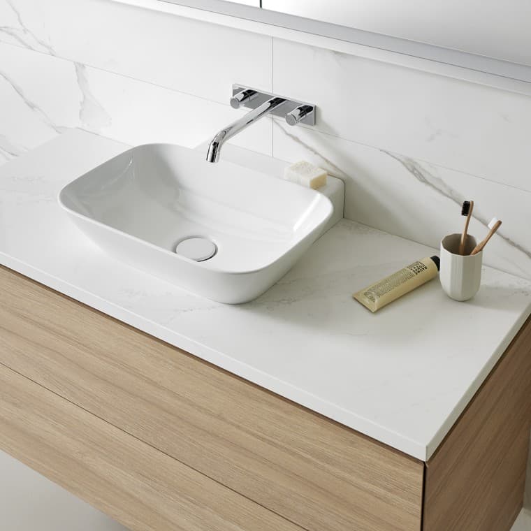Lavabo con sanitarios blancos y muebles de baño de madera (© Geberit) Lavabo con sanitarios blancos y muebles de baño de madera (© Geberit)