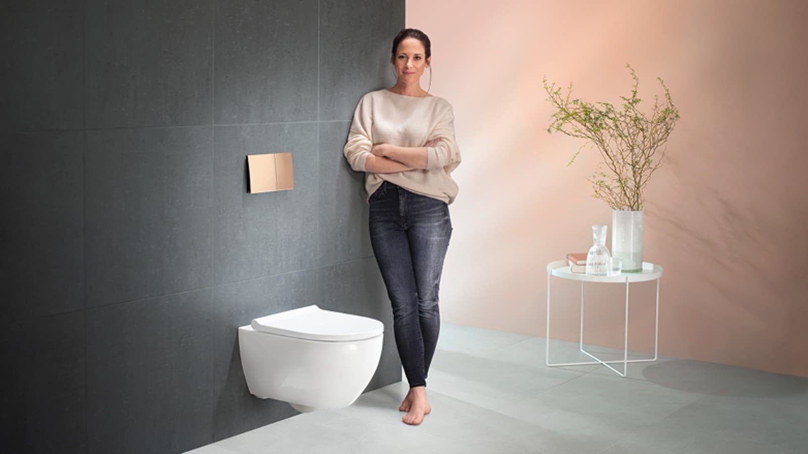 Mujer satisfecha junto a su inodoro Geberit Acanto Mujer satisfecha junto a su inodoro Geberit Acanto