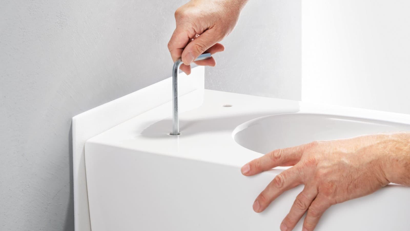 Sistema EFF3, la fijación final se realiza fácilmente a través de los orificios de anclaje del asiento. Sistema EFF3, la fijación final se realiza fácilmente a través de los orificios de anclaje del asiento.