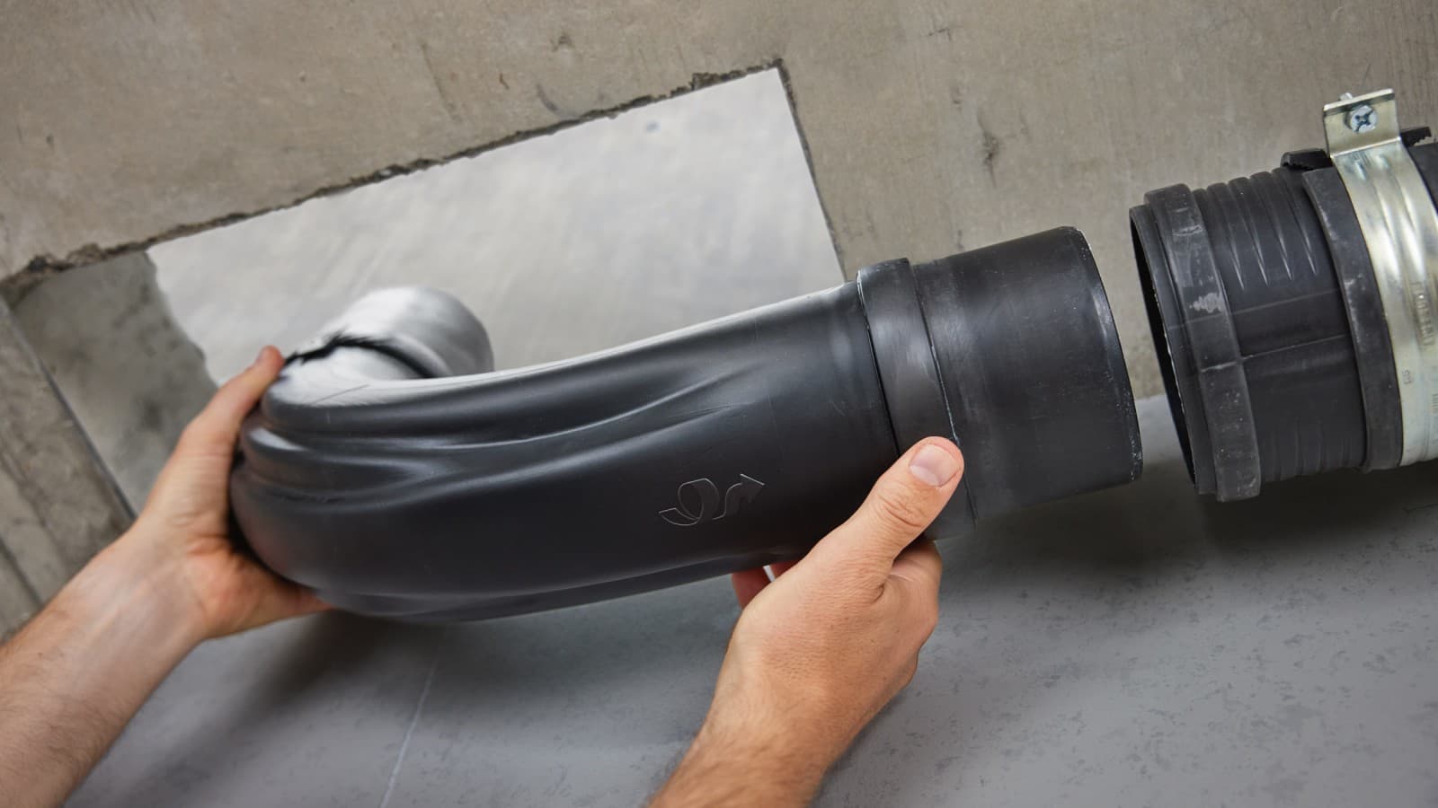 El codo BottomTurn de Geberit es más rápido y fácil de instalar que dos codos de 45° El codo BottomTurn de Geberit es más rápido y fácil de instalar que dos codos de 45°