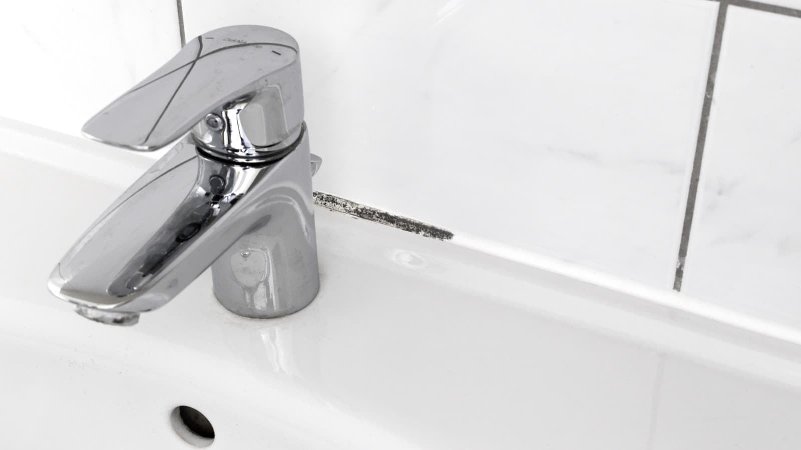 Moho en las juntas del lavabo Moho en las juntas del lavabo