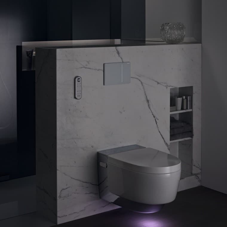 Geberit AquaClean Mera Comfort cromado con luz de orientación (© Geberit) Geberit AquaClean Mera Comfort cromado con luz de orientación (© Geberit)