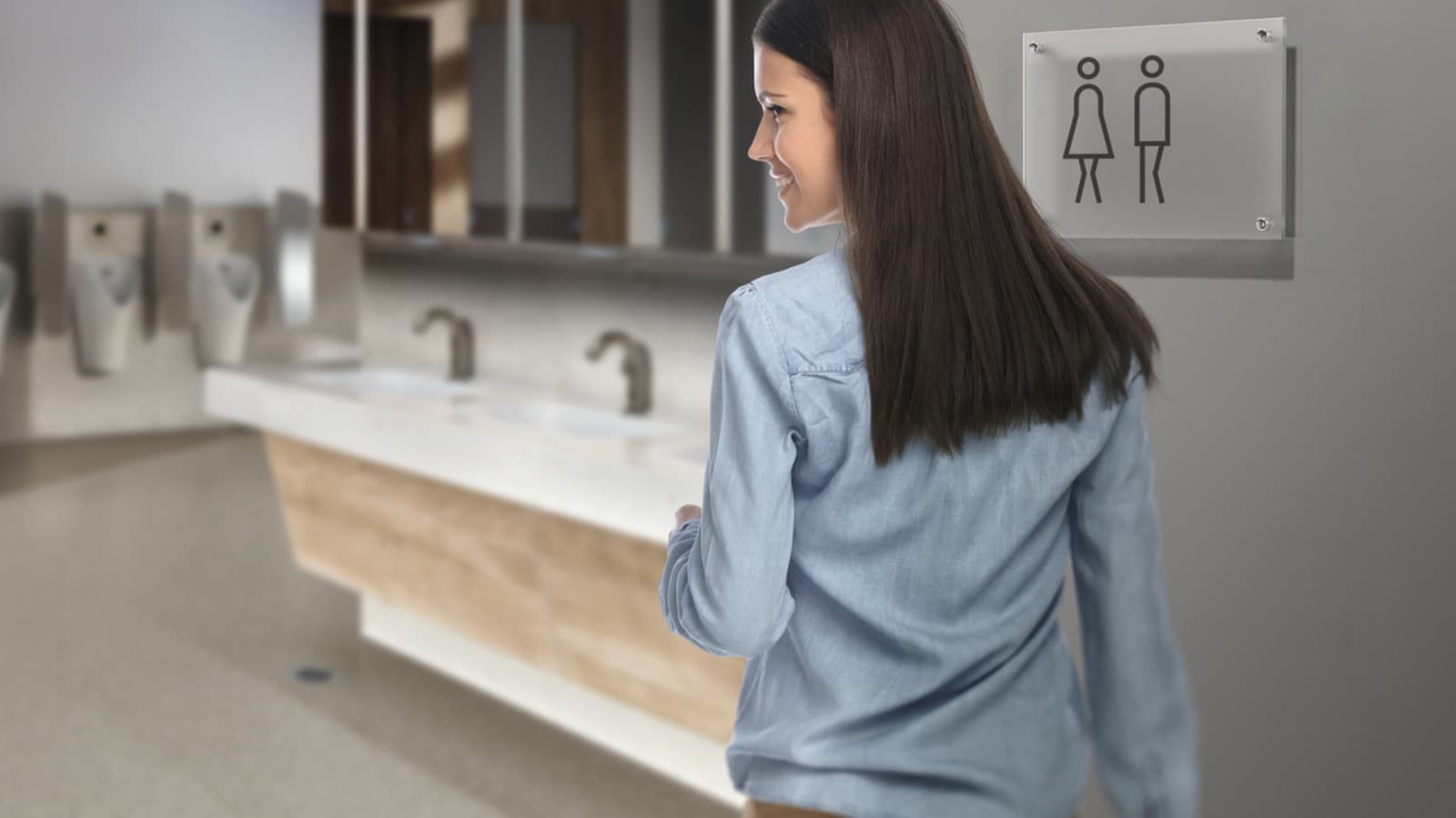 Mujer joven en un baño público Mujer joven en un baño público