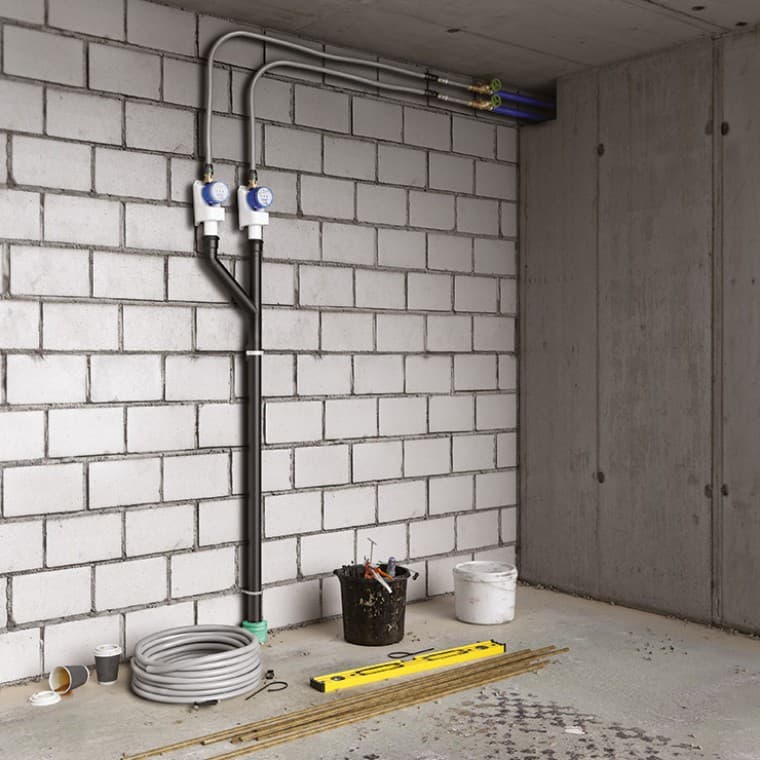 Gran complejo de edificios con una instalación de agua potable parcialmente en construcción Gran complejo de edificios con una instalación de agua potable parcialmente en construcción