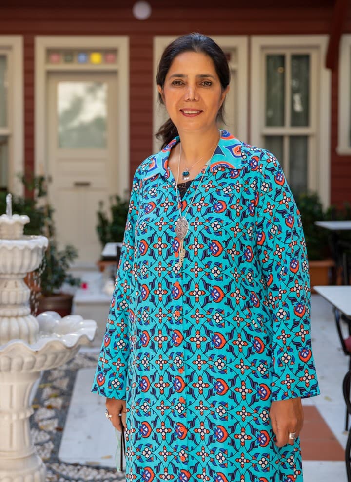 Experta en restauración y propietaria de hotel: Deniz Alkan en el patio del Hotel Turkish House especialmente reformado en Estambul (© Haydar Erçin) Experta en restauración y propietaria de hotel: Deniz Alkan en el patio del Hotel Turkish House especialmente reformado en Estambul (© Haydar Erçin)