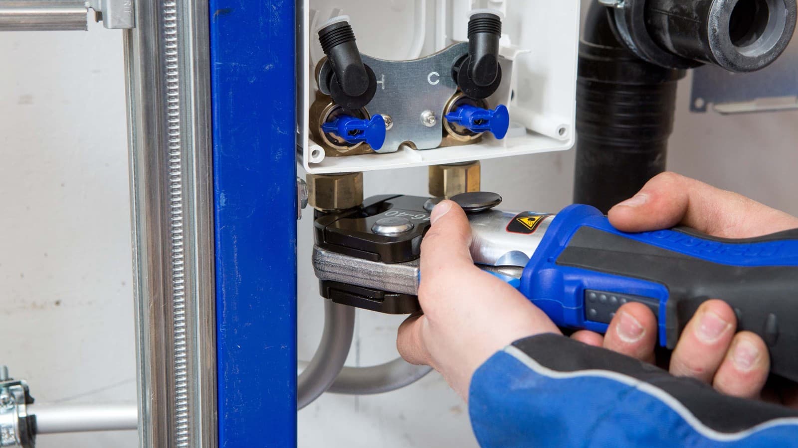 Geberit FlowFit es sencillo y rápido de instalar (© Geberit) Geberit FlowFit es sencillo y rápido de instalar (© Geberit)