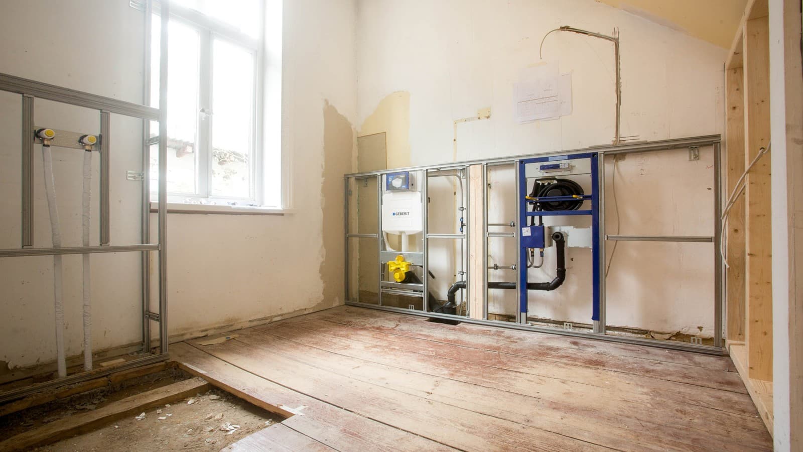 Los constructores optaron por los productos Geberit no sólo delante de la pared, sino también detrás de ella (© Geberit) Los constructores optaron por los productos Geberit no sólo delante de la pared, sino también detrás de ella (© Geberit)