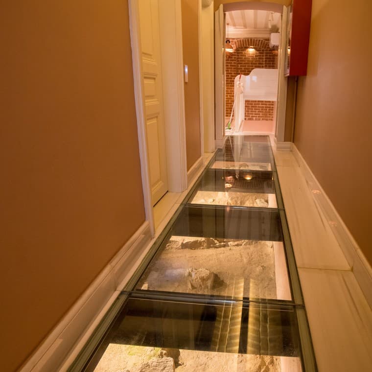 En los pasillos de la planta baja se pueden ver los restos del antiguo muro del jardín del palacio bajo paneles de cristal (© Hande Erçin) En los pasillos de la planta baja se pueden ver los restos del antiguo muro del jardín del palacio bajo paneles de cristal (© Hande Erçin)