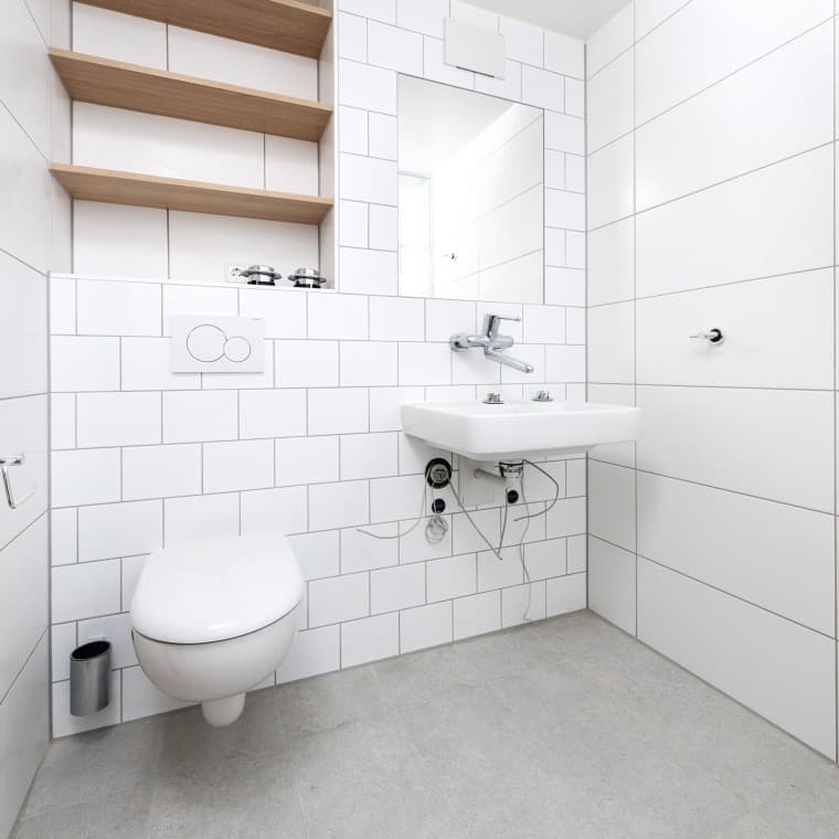Baño prefabricado en los apartamentos del Centro de diálisis Baño prefabricado en los apartamentos del Centro de diálisis