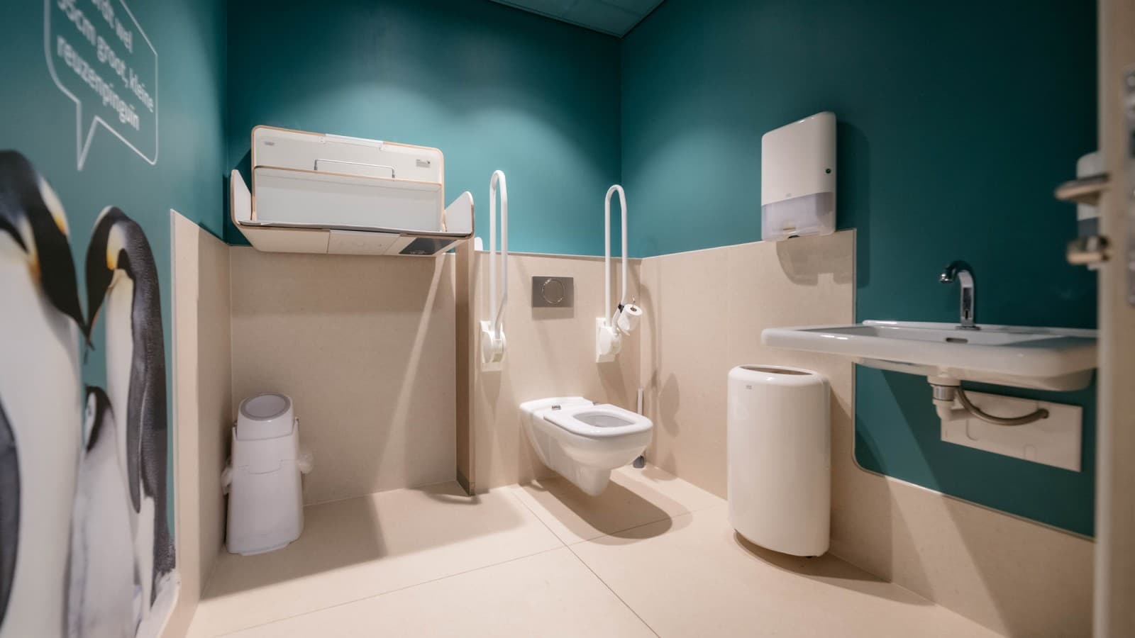 El WC para personas con movilidad reducida también está equipado en gran parte por productos Geberit (© Michiel Stock) El WC para personas con movilidad reducida también está equipado en gran parte por productos Geberit (© Michiel Stock)