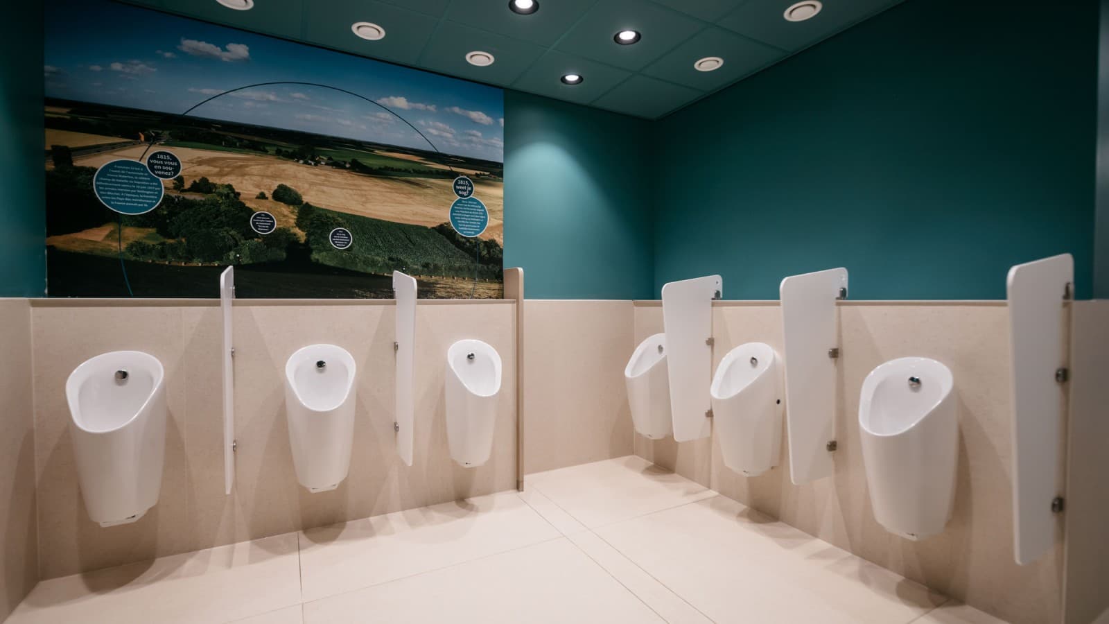 2theloo colabora estrechamente con Geberit. Muchos de los productos instalados delante y detrás de la pared son de Geberit, como los urinarios Preda (© Michiel Stock) 2theloo colabora estrechamente con Geberit. Muchos de los productos instalados delante y detrás de la pared son de Geberit, como los urinarios Preda (© Michiel Stock)