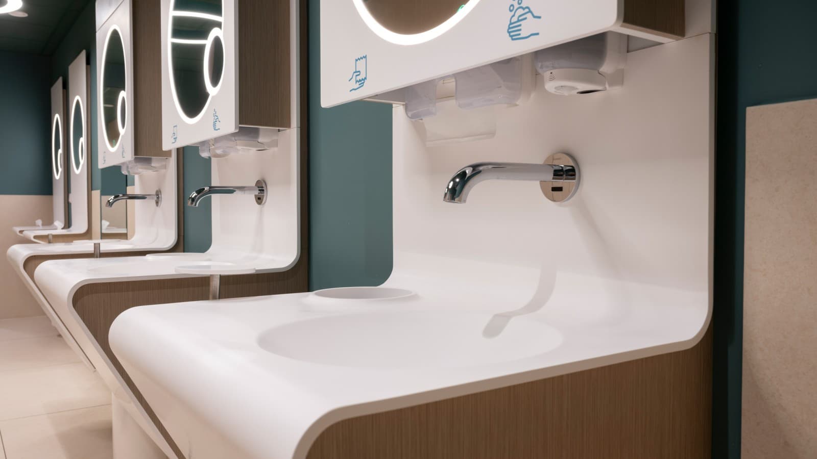 Los grifos Geberit Piave están instalados en los lavabos (© Meike Goebel) Los grifos Geberit Piave están instalados en los lavabos (© Meike Goebel)