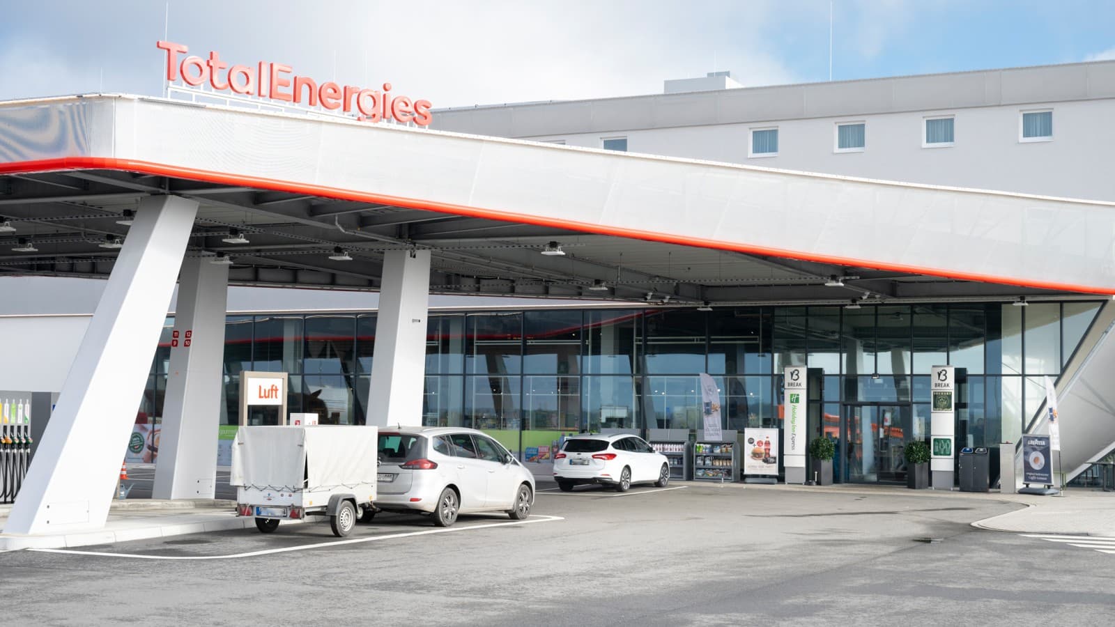 El nuevo aparcamiento de Evendorf abrió sus puertas en 2023 y está equipado con un baño público de 2theloo (© Meike Goebel) El nuevo aparcamiento de Evendorf abrió sus puertas en 2023 y está equipado con un baño público de 2theloo (© Meike Goebel)