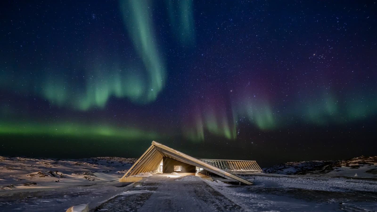 El Icefjord Centre bajo la espectacular aurora boreal de la noche polar groenlandesa (© Adam Mørk) El Icefjord Centre bajo la espectacular aurora boreal de la noche polar groenlandesa (© Adam Mørk)