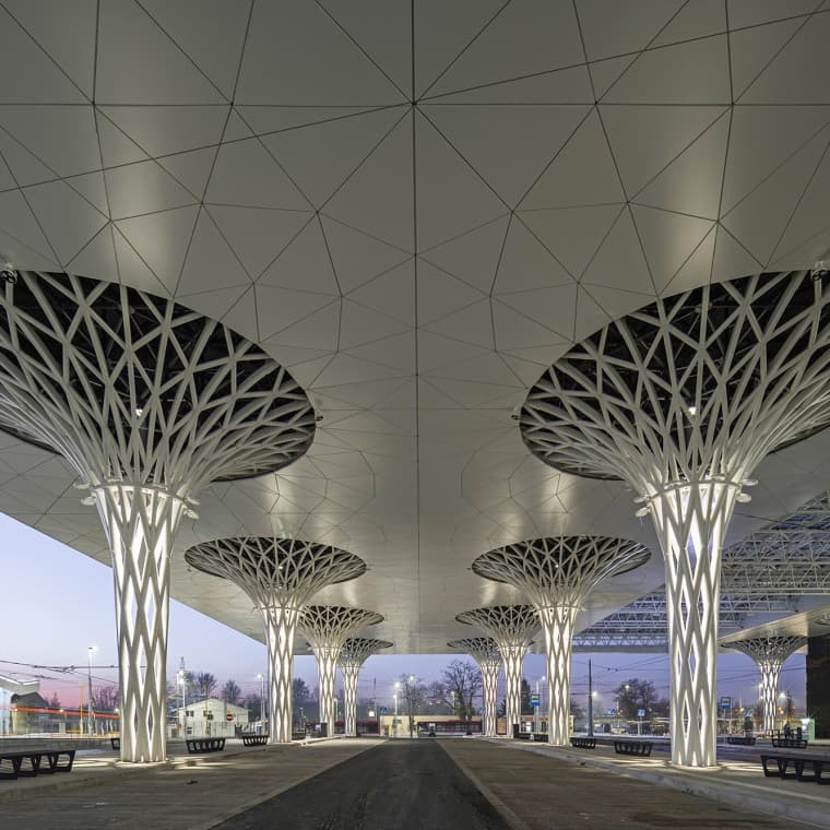 Las columnas caladas son un elemento especialmente llamativo del nuevo edificio (© Rafał Chojnacki) Las columnas caladas son un elemento especialmente llamativo del nuevo edificio (© Rafał Chojnacki)