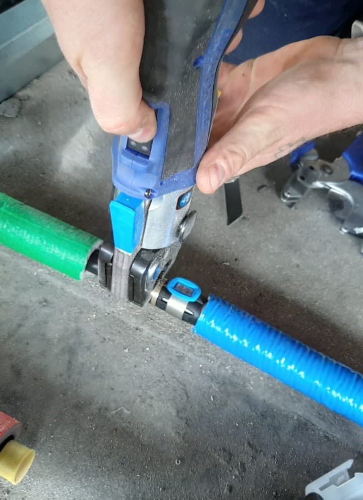 El nuevo sistema de unión por compresión Geberit FlowFit en uso (© Geberit) El nuevo sistema de unión por compresión Geberit FlowFit en uso (© Geberit)