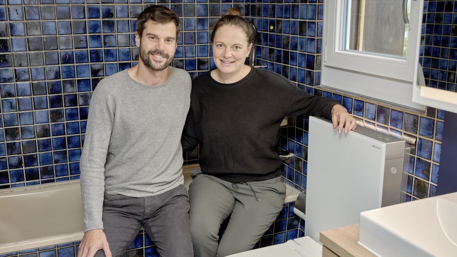 Tobias Wildbrett y Manuela Weibel están encantados con su baño renovado con delicadeza, y con Geberit Monolith (© Ben Huggler) Tobias Wildbrett y Manuela Weibel están encantados con su baño renovado con delicadeza, y con Geberit Monolith (© Ben Huggler)