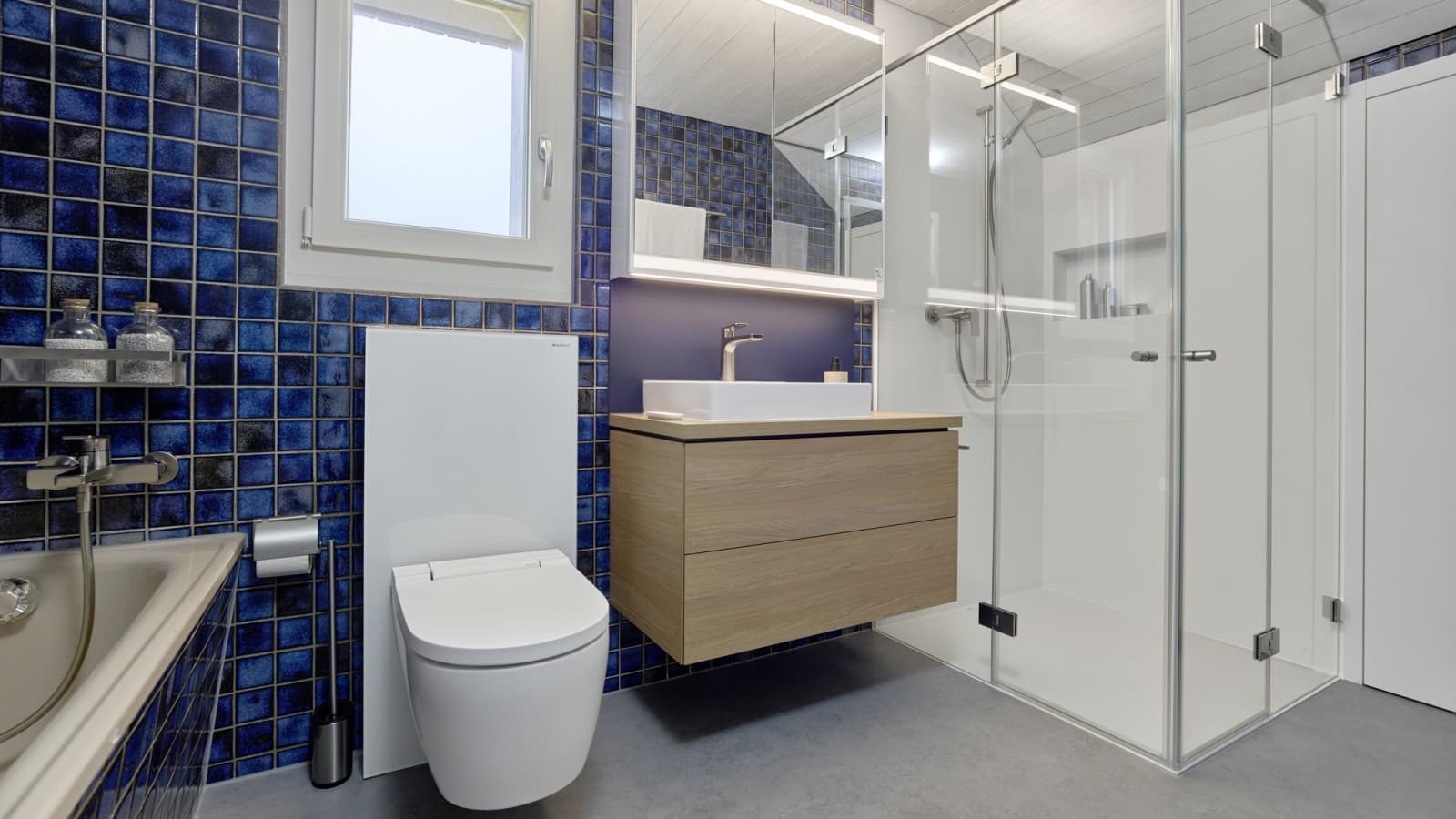 El nuevo baño es ordenado, funcional y moderno (© Ben Huggler) El nuevo baño es ordenado, funcional y moderno (© Ben Huggler)