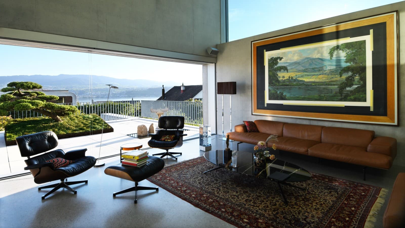 ‘Ma’ en la casa de Stäfa: La gran ventana enmarca el paisaje, permitiendo que la naturaleza forme parte del interior. La disposición de los elementos arquitectónicos y la elección sobria de materiales permiten que la habitación respire (© David Willen Studio) ‘Ma’ en la casa de Stäfa: La gran ventana enmarca el paisaje, permitiendo que la naturaleza forme parte del interior. La disposición de los elementos arquitectónicos y la elección sobria de materiales permiten que la habitación respire (© David Willen Studio)