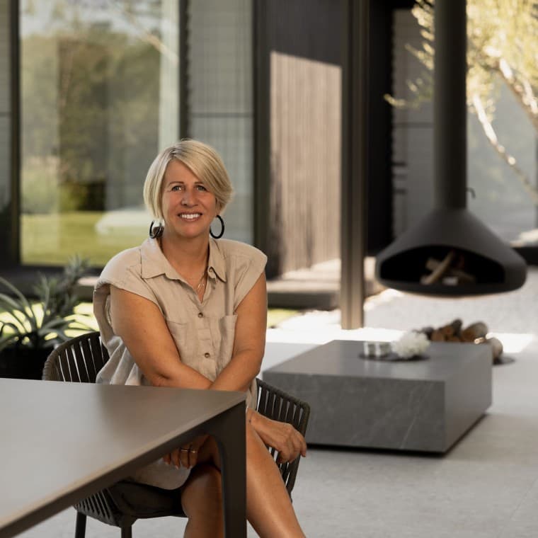 Cuando llueve (y llueve mucho), la chimenea brinda un ambiente acogedor — y Geberit Pluvia garantiza un drenaje óptimo del techo Cuando llueve (y llueve mucho), la chimenea brinda un ambiente acogedor — y Geberit Pluvia garantiza un drenaje óptimo del techo