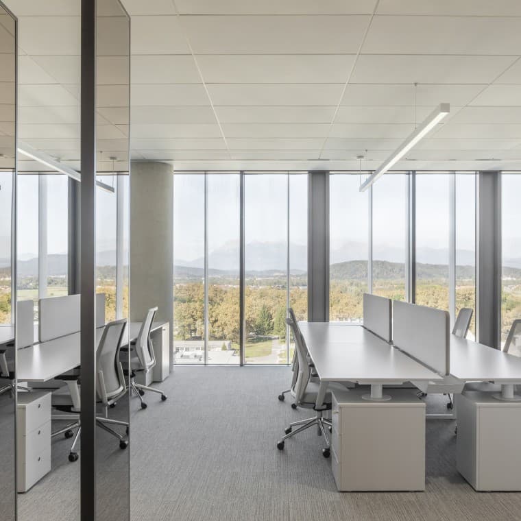 Espacios de trabajo en nueve plantas: los módulos de las oficinas se pueden combinar o ampliar según las necesidades de los inquilinos (© Ana Skobe) Espacios de trabajo en nueve plantas: los módulos de las oficinas se pueden combinar o ampliar según las necesidades de los inquilinos (© Ana Skobe)