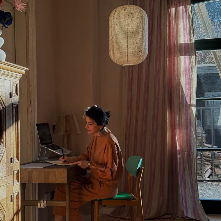 Büşra Qadir denomina su estilo interior «fusion living», ya que combina culturas, estilos y colores (© Büşra Qadir). Büşra Qadir denomina su estilo interior «fusion living», ya que combina culturas, estilos y colores (© Büşra Qadir).