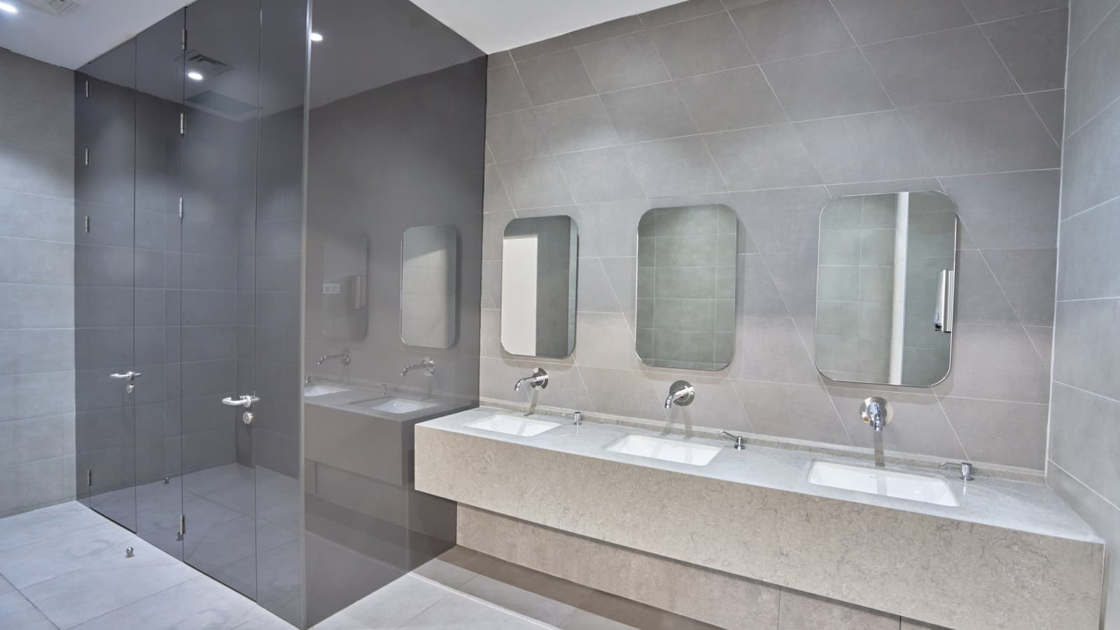 Sencillo y elegante: lavabos Geberit VariForm y grifos Piave © Oğuzhan Kasar Sencillo y elegante: lavabos Geberit VariForm y grifos Piave © Oğuzhan Kasar