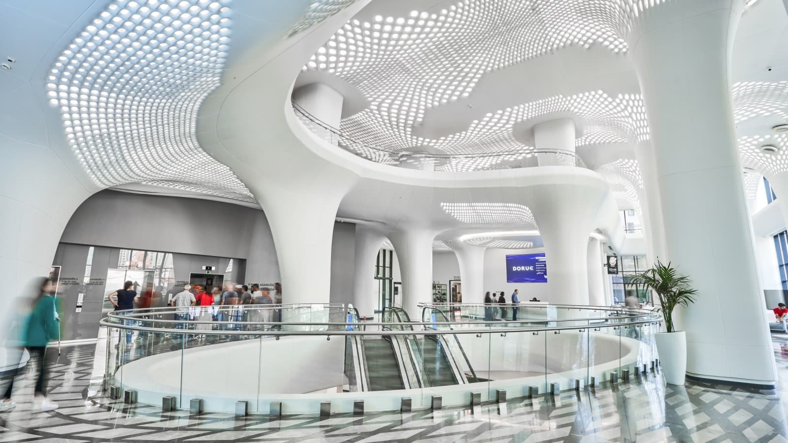 Futurista y bañado en luz: el Hospital Doruk Nilüfer en Bursa apuesta por espacios amplios y formas orgánicas (© Doruk Hospital) Futurista y bañado en luz: el Hospital Doruk Nilüfer en Bursa apuesta por espacios amplios y formas orgánicas (© Doruk Hospital)