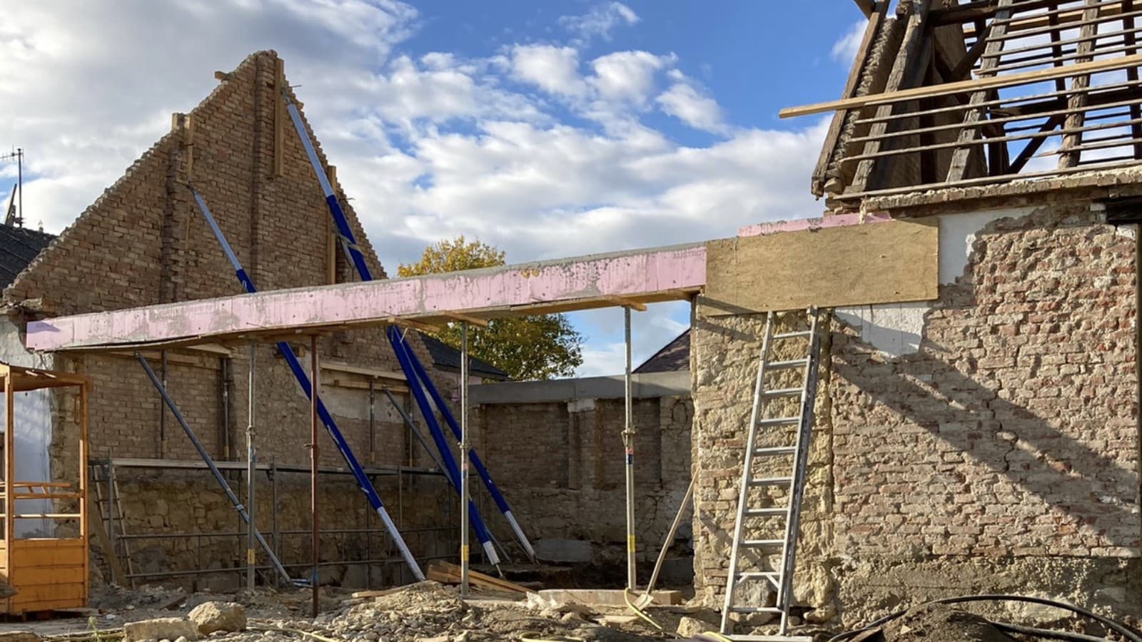 Cómo empezó todo: el antiguo granero en 2021 (© Anna W.) Cómo empezó todo: el antiguo granero en 2021 (© Anna W.)