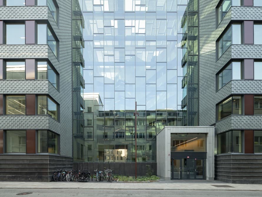 Tres secciones de edificios anteriormente separadas se unieron mediante un patio interior compartido para formar un nuevo conjunto (© baraBild). Tres secciones de edificios anteriormente separadas se unieron mediante un patio interior compartido para formar un nuevo conjunto (© baraBild).